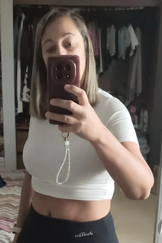 Elisangela depois de eliminar 18 kg